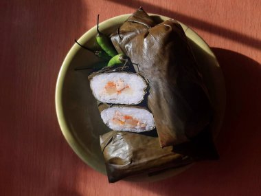 Lontong bir tabakta, Lontong tavuk ve sebzelerle dolu, lontong pirinç keki.