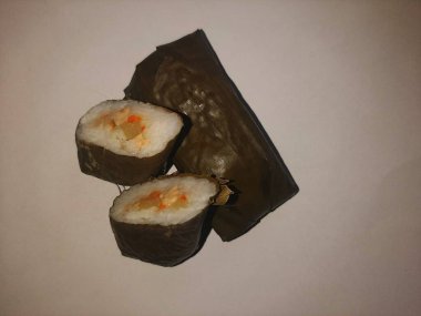 Lontong bir tabakta, Lontong tavuk ve sebzelerle dolu, lontong pirinç keki.