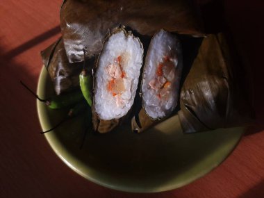 Lontong bir tabakta, Lontong tavuk ve sebzelerle dolu, lontong pirinç keki.
