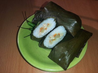 Lontong bir tabakta, Lontong tavuk ve sebzelerle dolu, lontong pirinç keki.