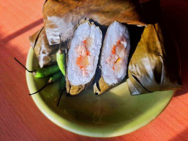 Lontong bir tabakta, Lontong tavuk ve sebzelerle dolu, lontong pirinç keki.