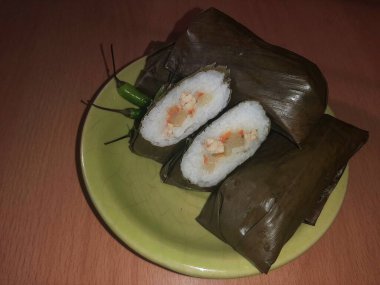 Lontong bir tabakta, Lontong tavuk ve sebzelerle dolu, lontong pirinç keki.