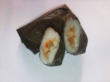 Lontong bir tabakta, Lontong tavuk ve sebzelerle dolu, lontong pirinç keki.