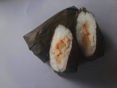 Lontong bir tabakta, Lontong tavuk ve sebzelerle dolu, lontong pirinç keki.