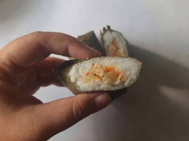 Lontong bir tabakta, Lontong tavuk ve sebzelerle dolu, lontong pirinç keki.