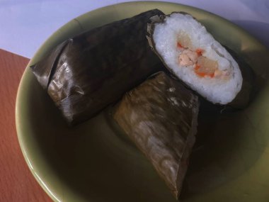 Lontong bir tabakta, Lontong tavuk ve sebzelerle dolu, lontong pirinç keki.