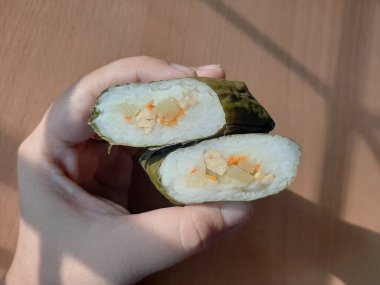Lontong bir tabakta, Lontong tavuk ve sebzelerle dolu, lontong pirinç keki.