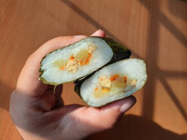 Lontong bir tabakta, Lontong tavuk ve sebzelerle dolu, lontong pirinç keki.