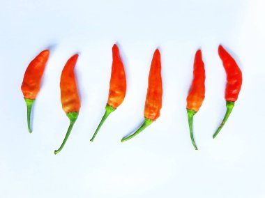 Beyaz arkaplanda kırmızı kırmızı kırmızı biber