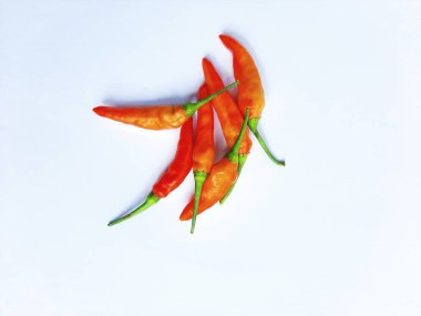 Beyaz arkaplanda taze kırmızı biber