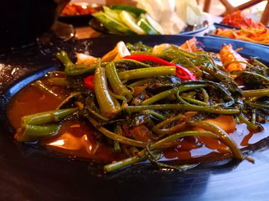 Karides ve sebzeli sotelenmiş lahana.