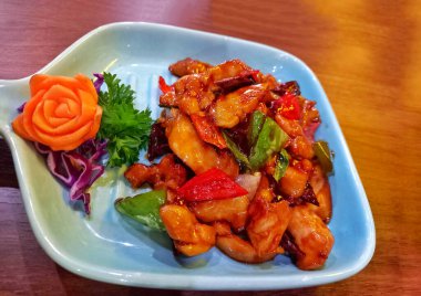  Soslu ve sebzeli tavuk.