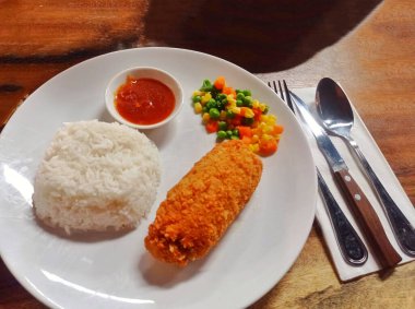 Tavuklu pilav mavi ve sebzeli.