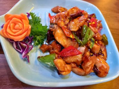 sebzeli tavuk ve sos.