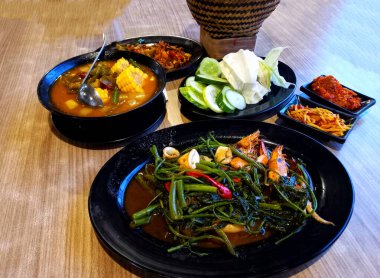 sebzeli sotelenmiş lahana ve demirhindi sebzesi