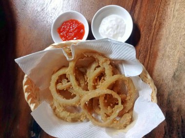 Acı soslu ve mayonezli soğan halkaları.