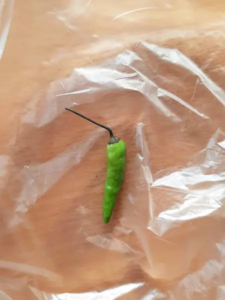 Beyaz arka planda yeşil kırmızı biber.