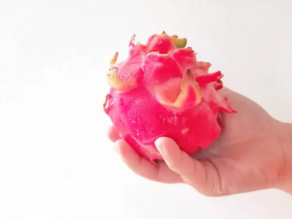 Beyaz arka planda taze kırmızı ejderha meyvesi