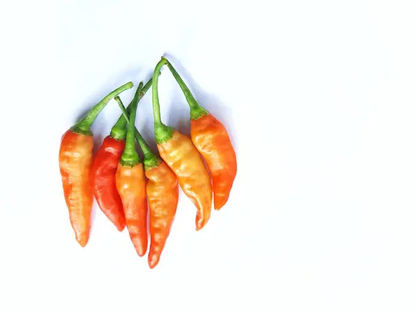 Beyaz arka planda taze kırmızı acı biber