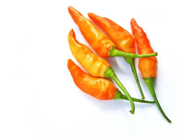 Beyaz arka planda yeşil yapraklı taze kırmızı biber. sağlıklı ve diyet gıda konsepti.