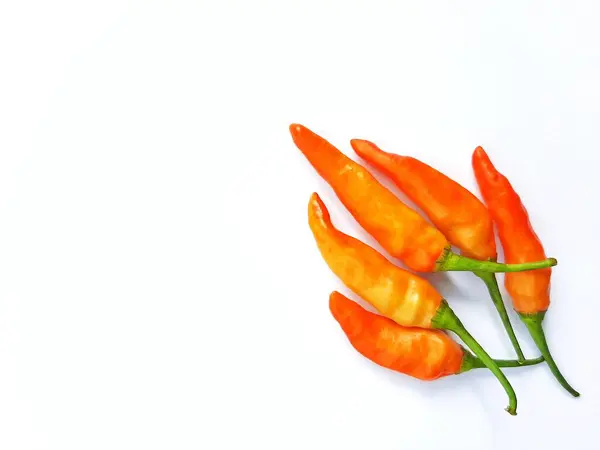 Beyaz arkaplanda taze kırmızı biber