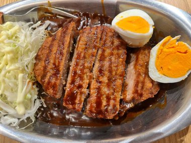 Tavuk katsu ya da köri soslu tavuk pirzolası.