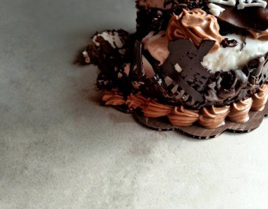 Tahta arka planda kremalı ve fındıklı çikolatalı pasta.