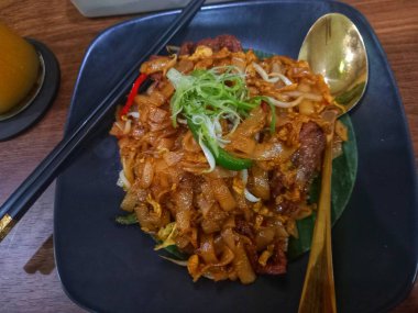 Kızarmış pilav, domuz eti ve sebze.