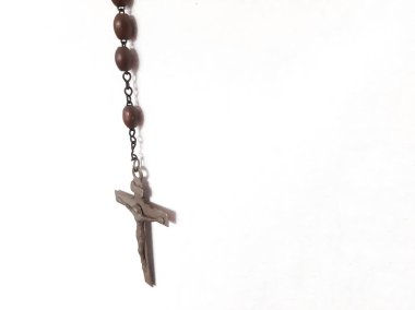 Beyaz bir arka planda tespih ile çapraz