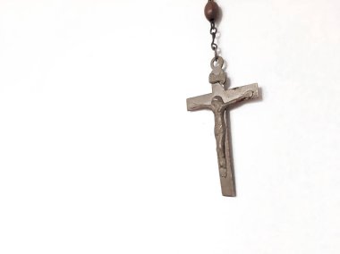 Beyaz arkaplanda izole edilmiş zincirle çapraz.