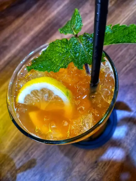 Nane ve limon siyah arka plan üzerine ile kokteyl bardak