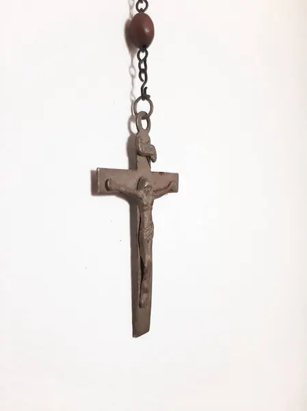 Beyaz arka planda Hıristiyan tespihi