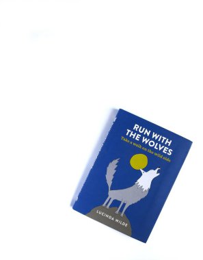 Bogor, Endonezya - 26 Ekim 2024: Kurtlarla Koş: Lucinda Wilde tarafından yazılan Vahşi Tarafta Bir Yürüyüş