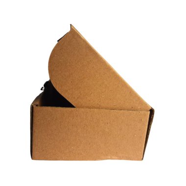 İzole edilmiş beyaz bir arkaplanda nakliye için boş kahverengi karton kutu