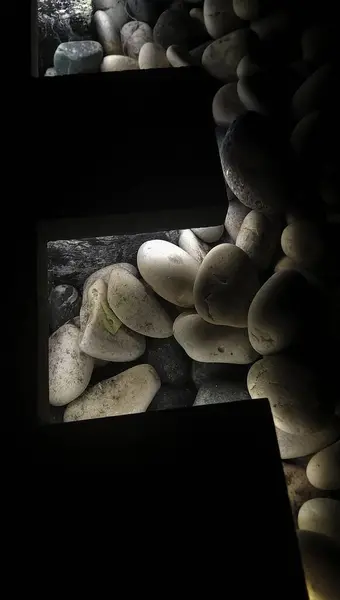 Siyah ve beyaz taşlar yığını