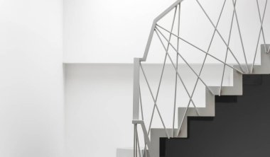 Bu zarif ve modern bir merdiven, şık bir korkuluk içeriyor, hepsi çok güzel minimalist bir ortamda.