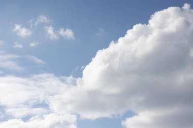 Hem mavi hem de beyaz renklerin canlı tonlarını gösteren kısmen bulutlu bir gökyüzünün güzel sakin bir görüntüsü.