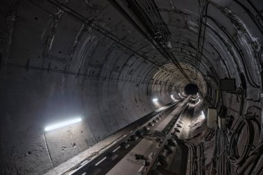 Beyaz ışıklandırmalı düz dairesel metro tüneli. Yüksek kalite fotoğraf