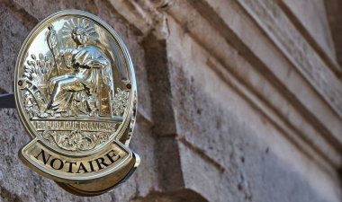 Görüntü, kamu noterinin tarihi bir binadaki imzasının ayrıntılı bir görünümünü gösteriyor, kamu hukuki hizmetlerini vurguluyor