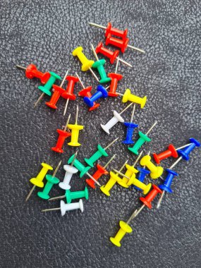 Giysiler ve giysiler için beyaz arka planda renkli mandallar