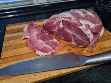 Kesme tahtasındaki bıçakla taze et parçalarını kes..