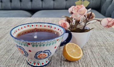 Tahta masada bir fincan sıcak çay.