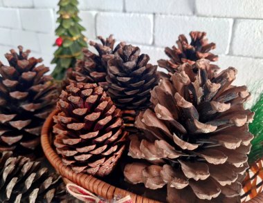 Beyaz arka planda güzel bir noel kompozisyonu