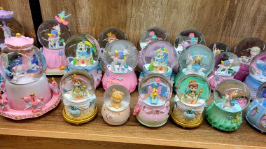 Piyasada Noel süsleri