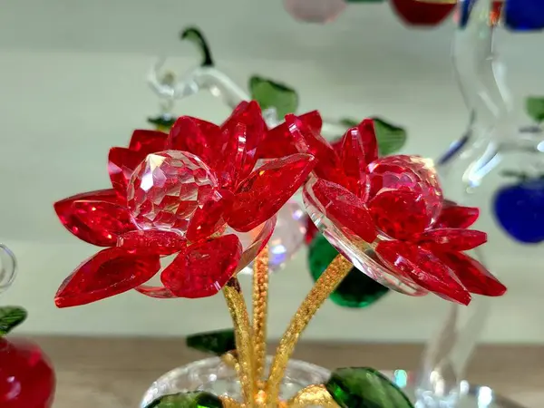 Cam vazoda Noel süsleri var..