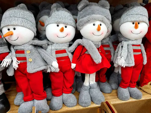 Mağazanın arka planında noel süslemeleri