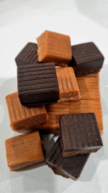 Siyah arkaplanı olan çikolata.