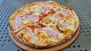 Jambonlu, peynirli, domatesli lezzetli pizza..