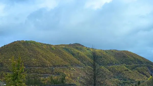 Dağ ve mavi gökyüzü olan güzel bir manzara.