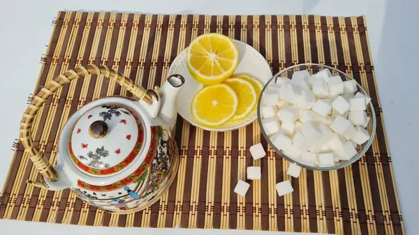 limon dilimleri, limon ve şeker küpleri bir tabakta